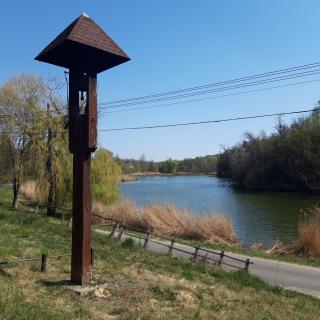 Harangláb a halastó mellett