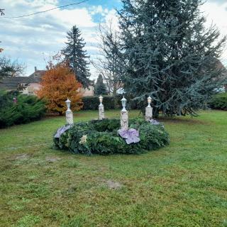 Adventi koszorú az Önkormányzat épülete előtt